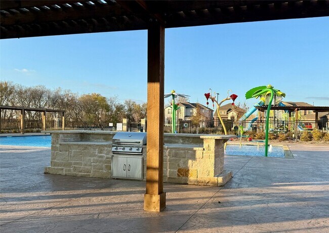 Building Photo - 2025 Eugene St