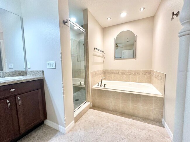 Building Photo - 204 Canterbury Bell Dr