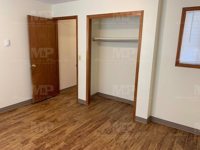 Building Photo - 533 Strachan Dr