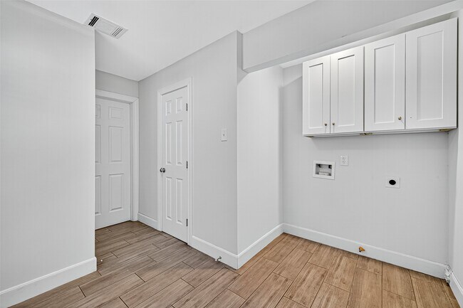Building Photo - 818 Silvergate Dr