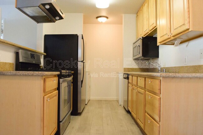 Building Photo - 2225 Lakeview Cir