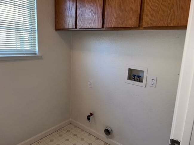 Building Photo - Spacious single level home with central he...