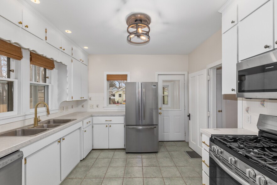 Building Photo - 1349 Portland Ave NE