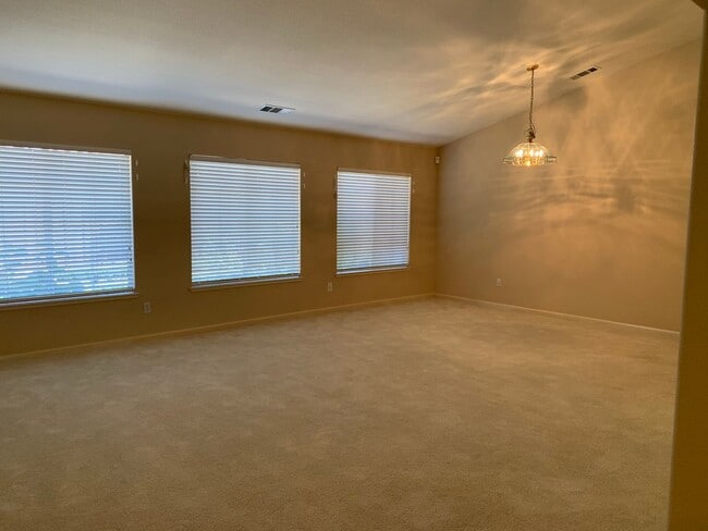 Building Photo - Paradise Valley Home!