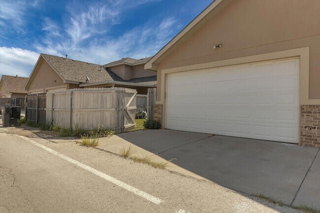 Building Photo - 7255 Barksdale Ln