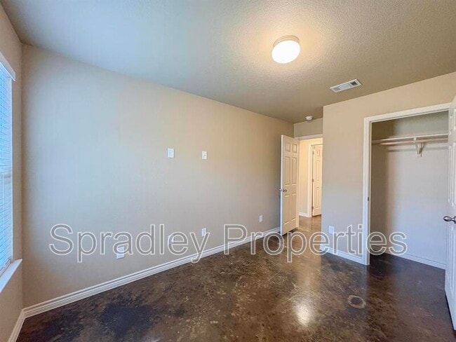 Building Photo - 1009B Llano Ct