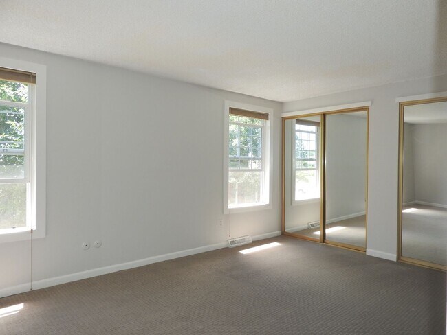 Building Photo - 8752 E Amherst Dr