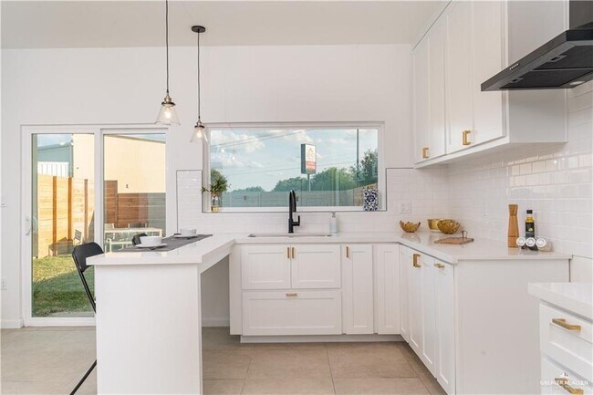 Building Photo - 18 Warbler Ave