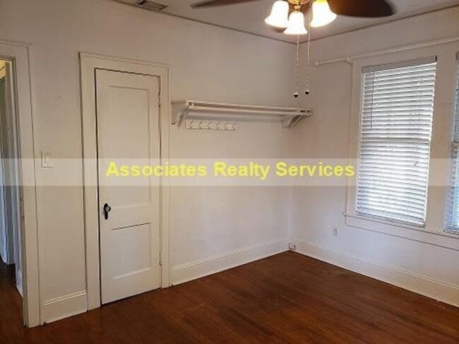 Building Photo - Walk to UF!   Cute/Historic 3 bedroom, 2 bath, LOOK!
