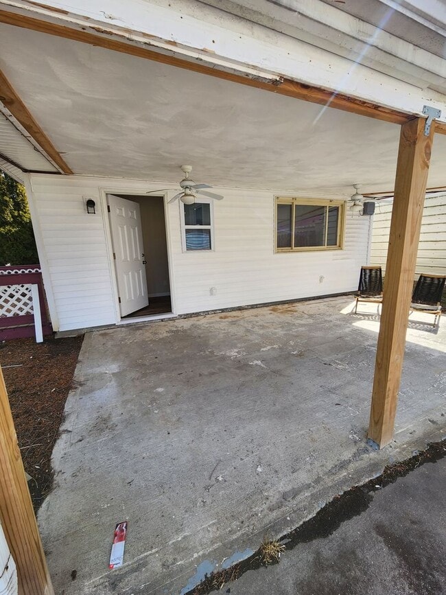 Building Photo - Updated 3 Bedroom Ranch style home