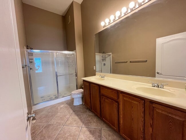 Building Photo - Cozy 2 Bedroom 2 Bathroom Condo in Gated C...