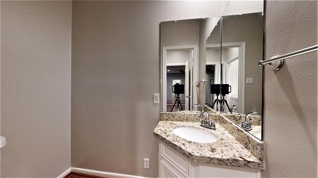 Building Photo - 727 Bunker Hill Rd