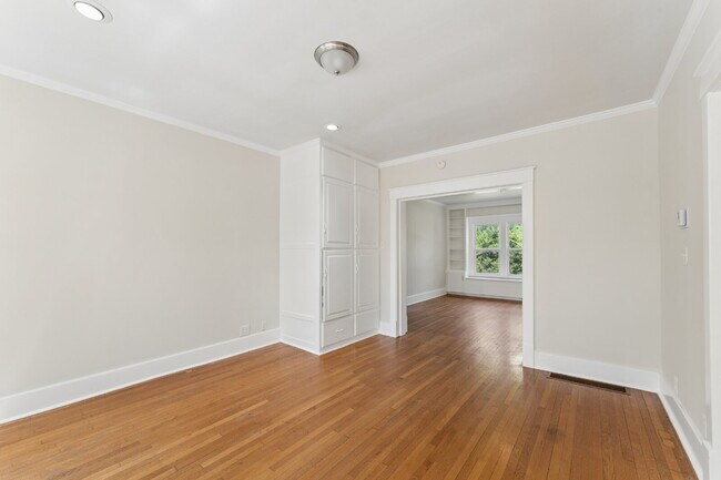 Building Photo - Welcome home to this stunning, light-filled rental that truly has it all! Featuring huge living s...