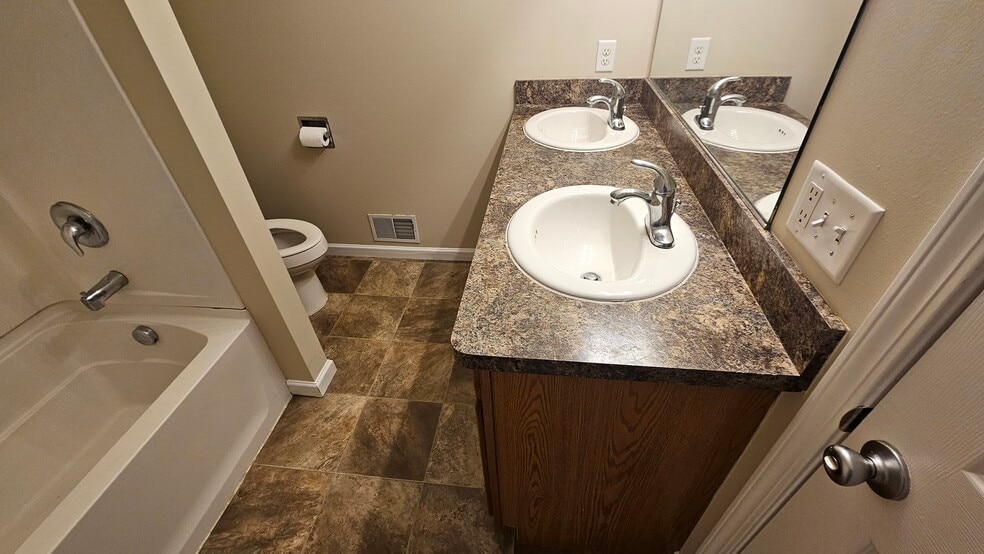 Building Photo - 11 S Summit St