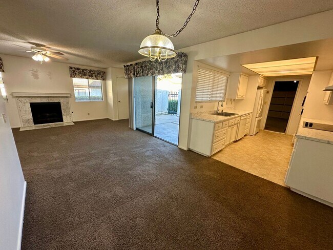 Building Photo - Lovely 3 Bedroom Townhome!