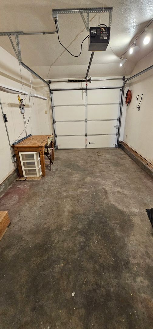 Building Photo - For Rent 2 Bedroom 1 Bathroom 1 Car Garage