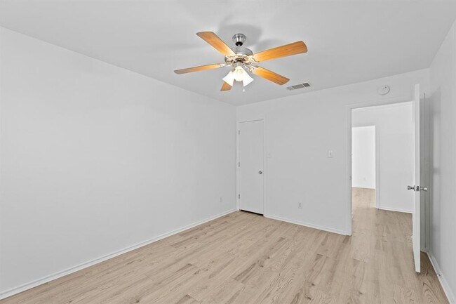 Building Photo - 722 Lavaca Loop