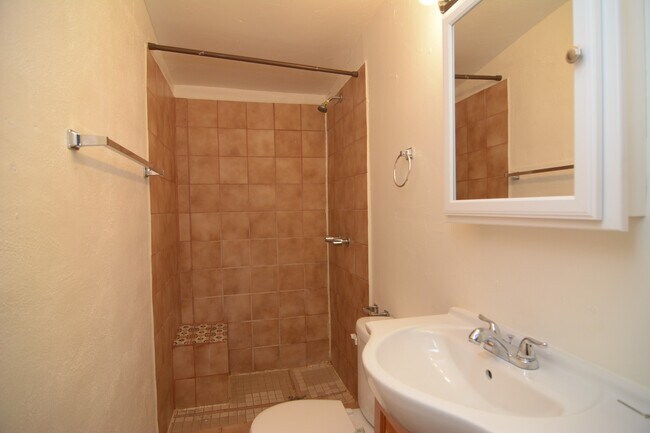 Building Photo - Charming 3 Bedroom 2 Bath House! Central T...