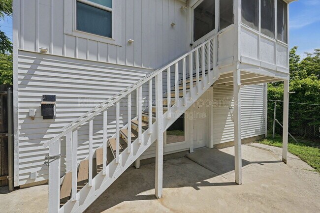 Building Photo - 310 S Barrett Ave