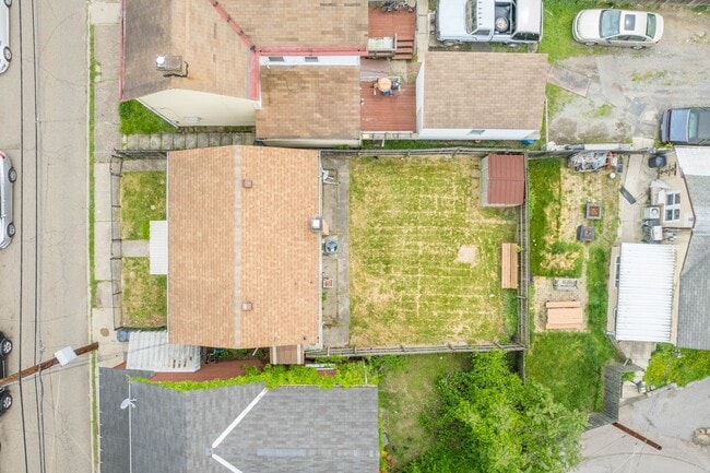 Building Photo - AVAILABLE JULY 1ST! Don't miss this RENOVATED 3-BEDROOM!!