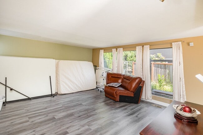 Building Photo - Stunning Lake Sammamish View | 5 Bed, 3 Ba...