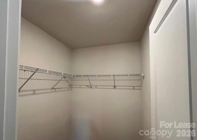 Building Photo - 1924 Vanderlyn St