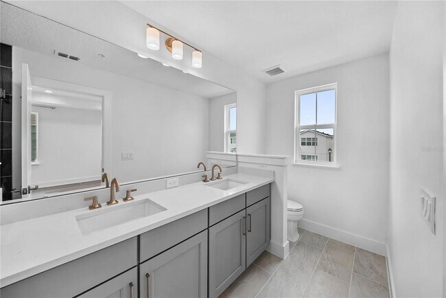 Building Photo - 1856 Crowncrest Dr