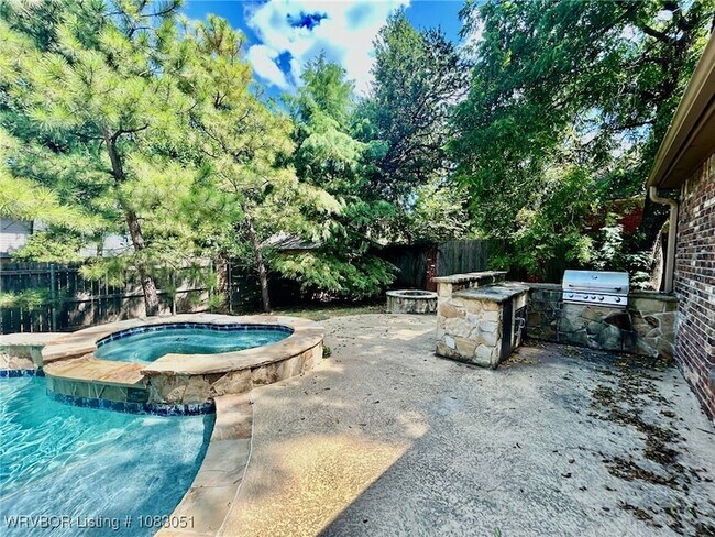 Building Photo - 1801 Oak Forest Dr