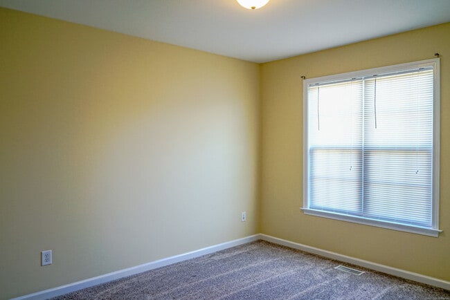 Building Photo - Ranch Home | Back Deck | Fenced In Backyar...
