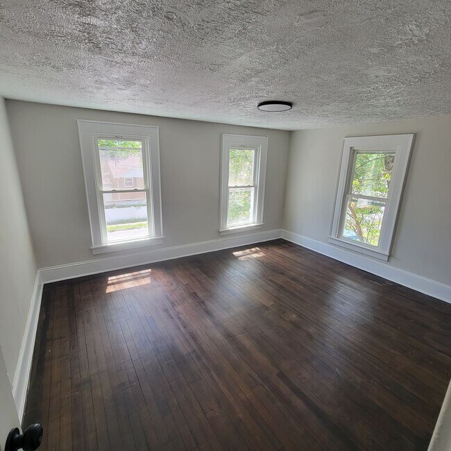 Building Photo - 22 Lilac St