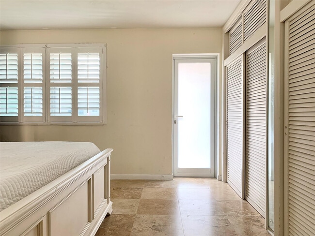 Building Photo - 930 Osceola Dr