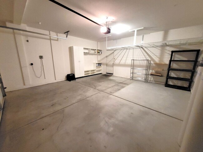 Building Photo - 4 Bedroom House with Community Pool, Baseb...