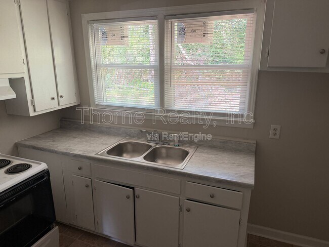 Building Photo - 702 E Phillips St