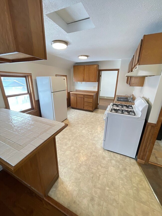 Building Photo - 217 N 25th Ave W