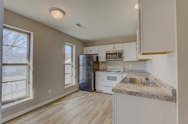 Building Photo - 420 N Shiloh Ave