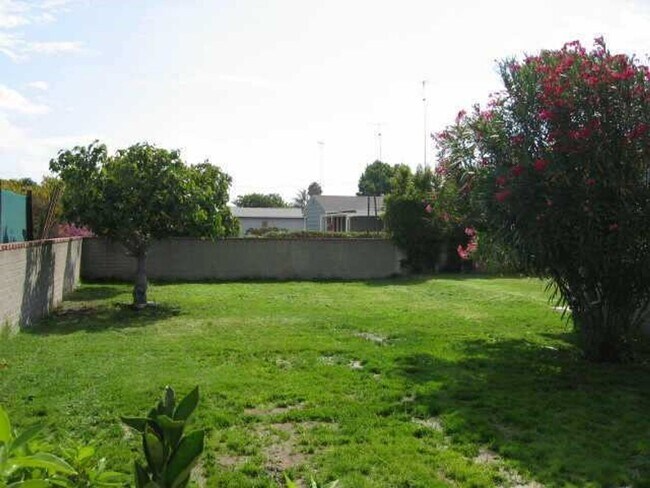 Building Photo - 4 BR / 2 BA near SDSU available 02/01/2026.