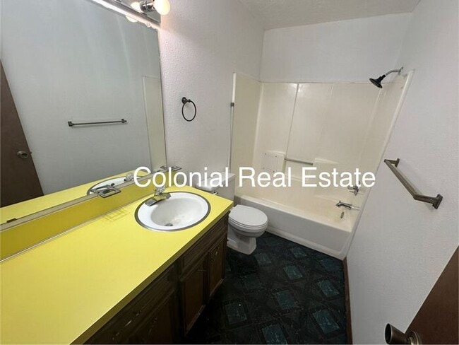 Building Photo - Spacious 2 story home