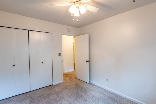 Building Photo - 110 Woodlake Dr