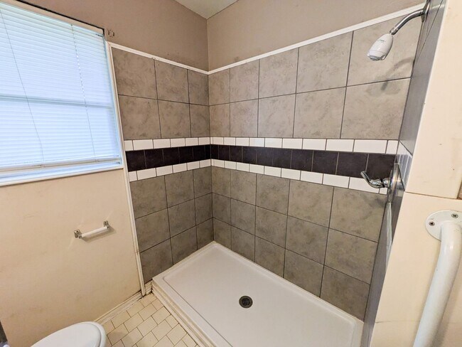 Building Photo - 436 Gardenia Ave