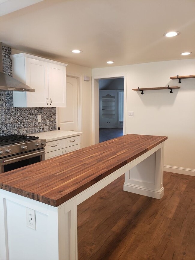 Building Photo - Historic Folsom 3 Bdrm, 2 Bath - Remodeled!