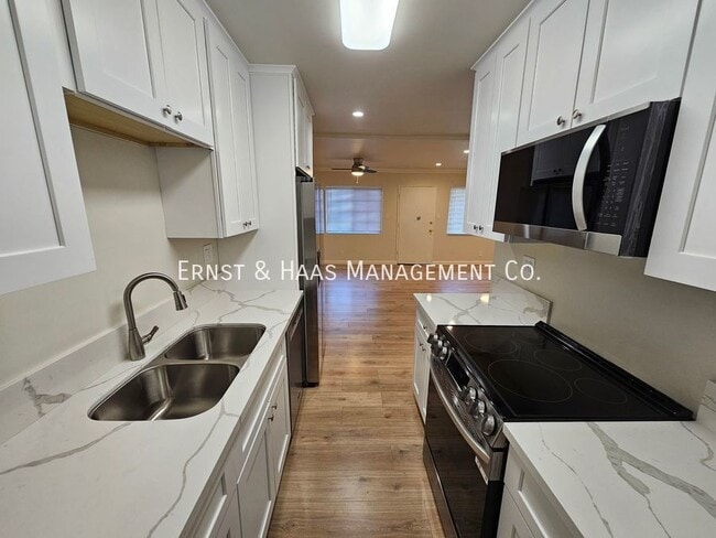 Building Photo - Lovely  Renovated 1 Bedroom Apartment in P...