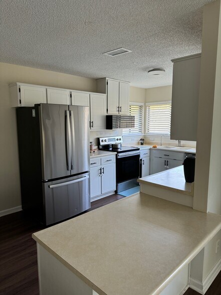 Kitchen - 112 Woodvalley Dr