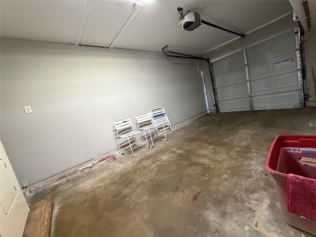 Building Photo - 2421 Pine St