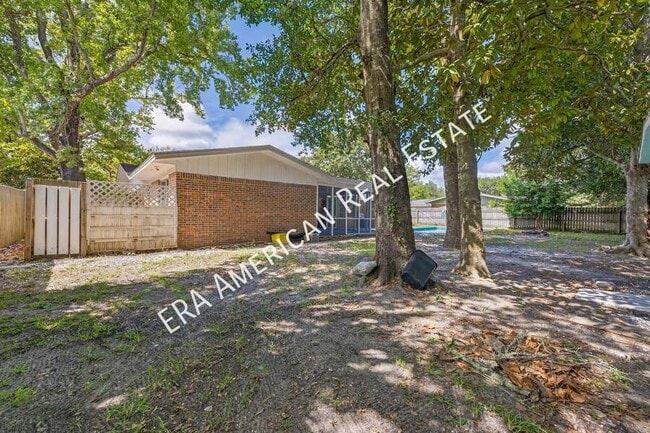 Building Photo - 614 Merioneth Dr NE