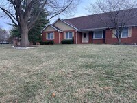 Building Photo - Beautiful Lake Home