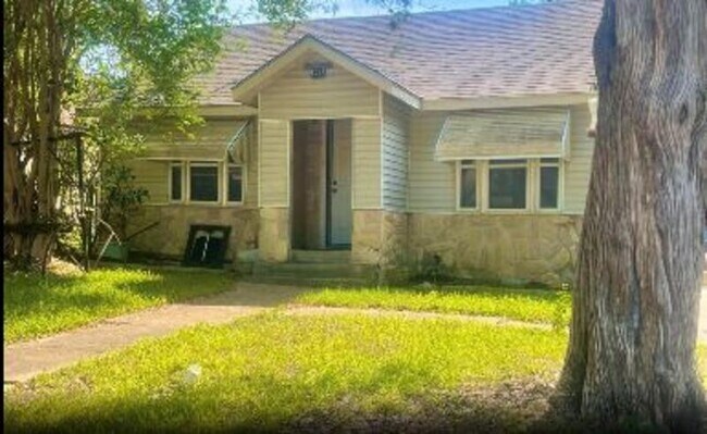 Building Photo - 1505 Brazos St