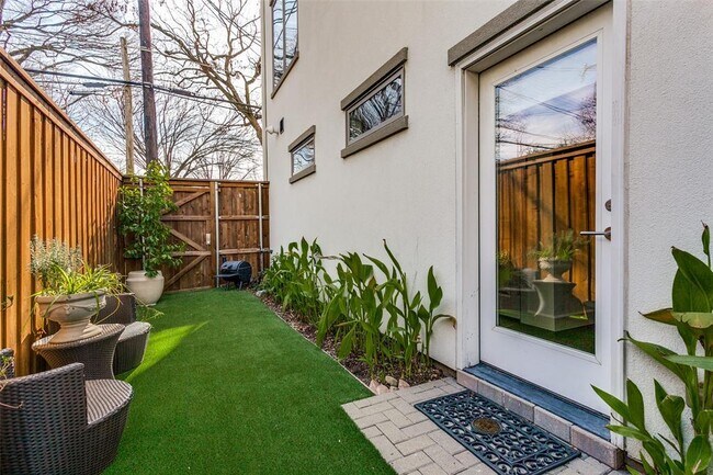 Building Photo - 3515 Normandy Ave