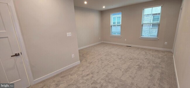 Building Photo - 2542 -A Verona Pl