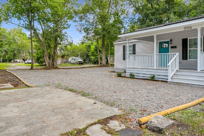 Building Photo - Updated Duplex on quiet street close to downtown.