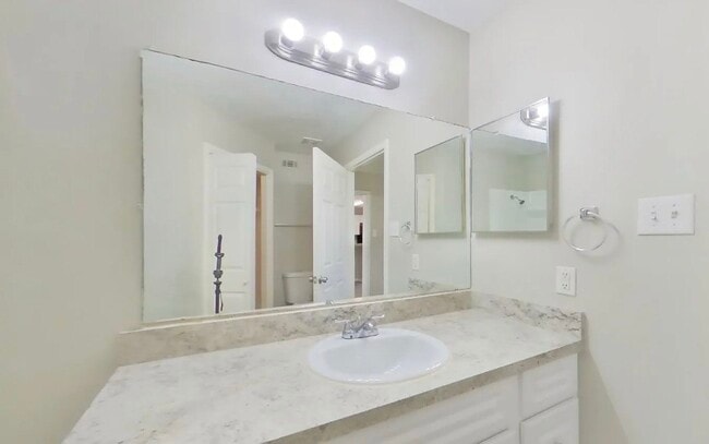 Building Photo - MOVE IN READY